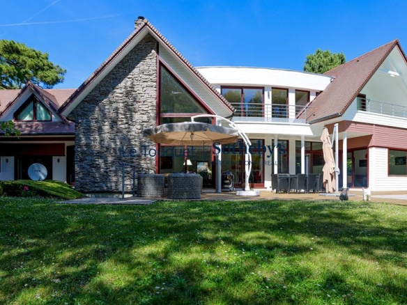 Contemporary villa with wooded garden in Le Touquet-Paris-Plage.