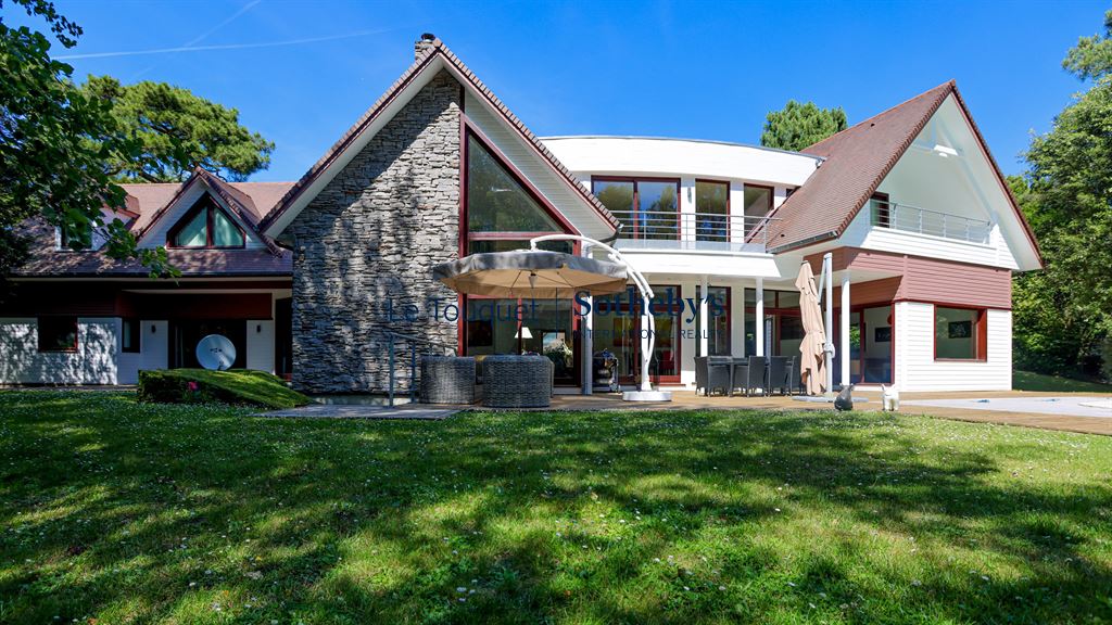 Contemporary villa with wooded garden in Le Touquet-Paris-Plage.