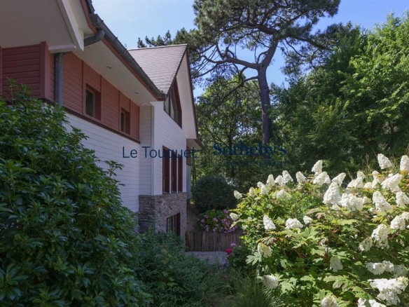 Contemporary villa surrounded by greenery in Le Touquet-Paris-Plage