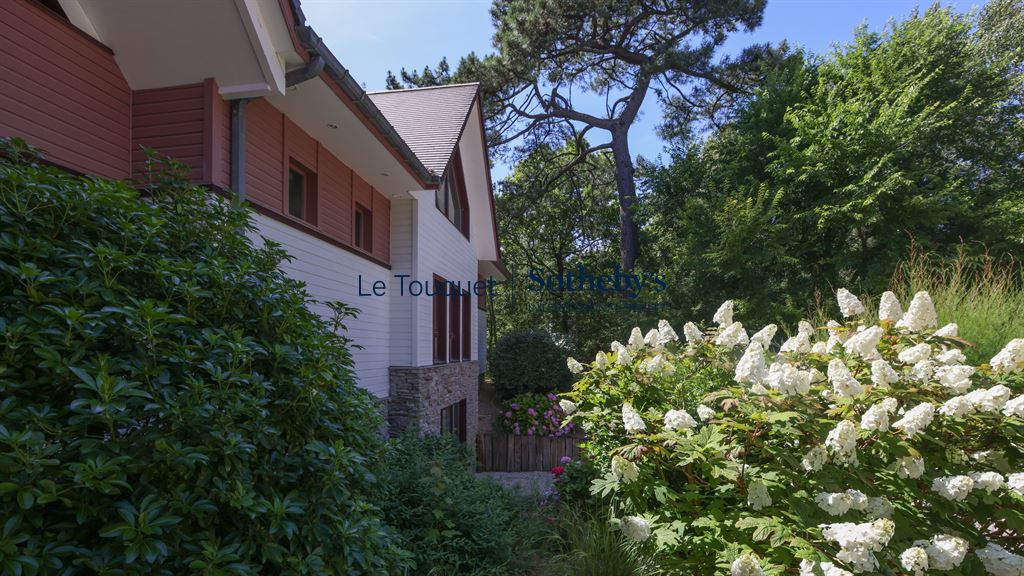 Contemporary villa surrounded by greenery in Le Touquet-Paris-Plage