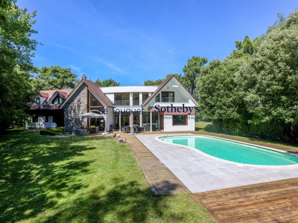 Contemporary villa with swimming pool in a wooded garden in Le Touquet-Paris-Plage.