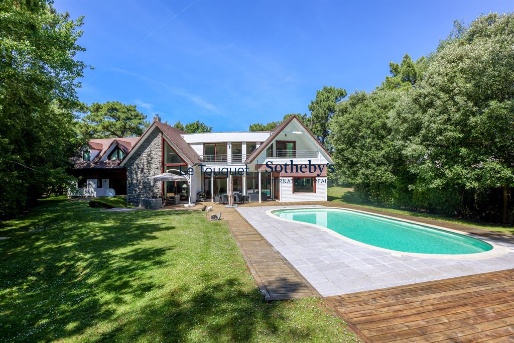 Contemporary villa with swimming pool in a wooded garden in Le Touquet-Paris-Plage.