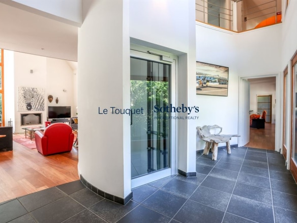 Interior of a contemporary villa in Le Touquet-Paris-Plage, with entrance hall and spacious living room.