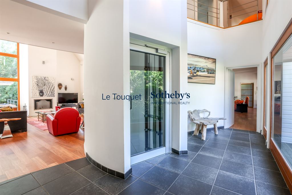 Interior of a contemporary villa in Le Touquet-Paris-Plage, with entrance hall and spacious living room.