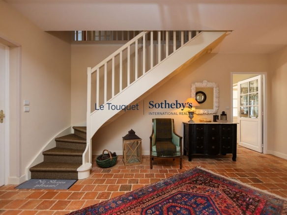 Interior of a Flemish longhouse in Hardelot, with entrance hall, staircase and refined decoration.