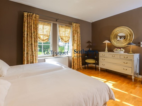Room in a Flemish longhouse in Hardelot, with twin beds and elegant decor.