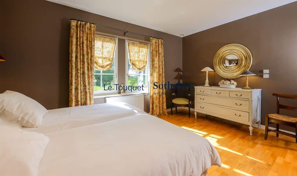Room in a Flemish longhouse in Hardelot, with twin beds and elegant decor.