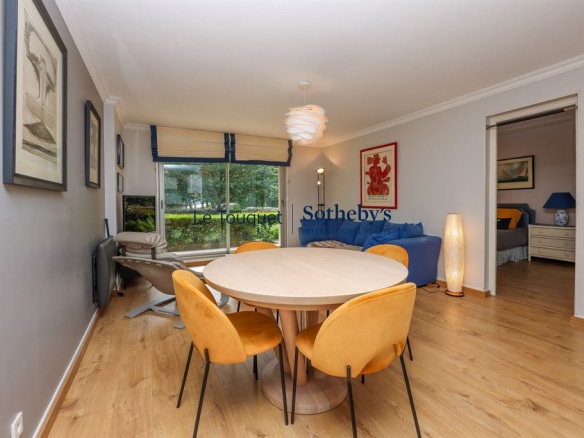 Interior of a 77 m² apartment with living room, dining room and access to the outside.