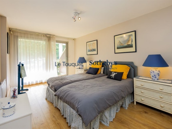 Room in a 77 m² apartment with two single beds and simple decor in Le Touquet-Paris-Plage.