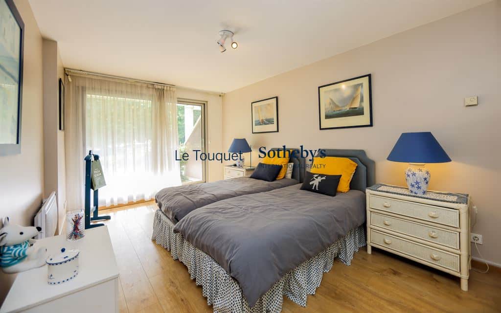 Room in a 77 m² apartment with two single beds and simple decor in Le Touquet-Paris-Plage.