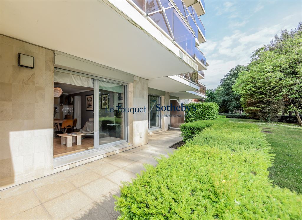 Ground floor apartment in Le Touquet-Paris-Plage with terrace and garden.