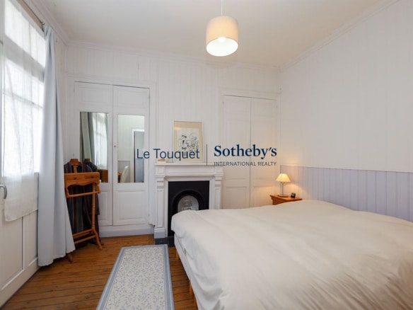Room in a villa in Le Touquet-Paris-Plage with parquet flooring and fireplace.