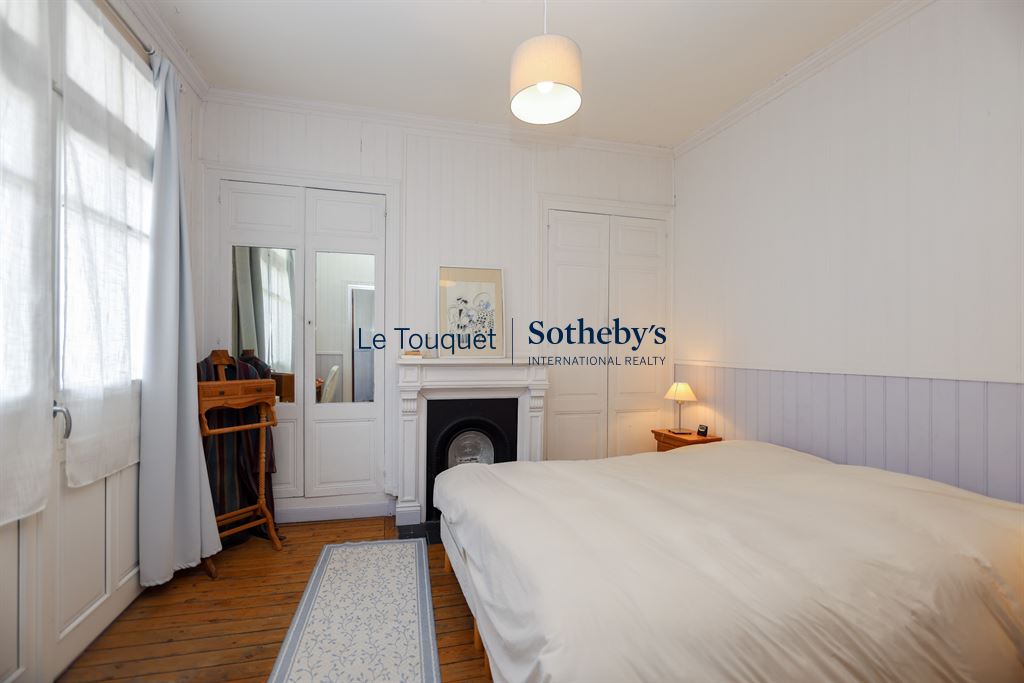 Room in a villa in Le Touquet-Paris-Plage with parquet flooring and fireplace.