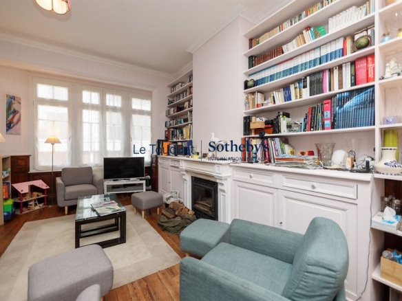 Interior of a family villa in Le Touquet-Paris-Plage with bright living room and fireplace.