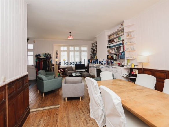Interior of a family villa in Le Touquet-Paris-Plage with bright living room and dining room.