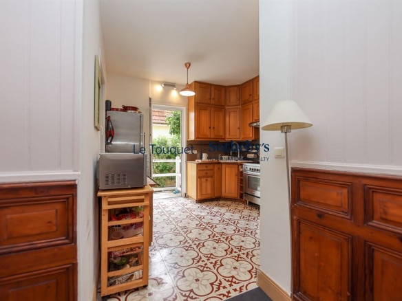 Interior of a villa in Le Touquet-Paris-Plage with wooden kitchen and decorative tiles.