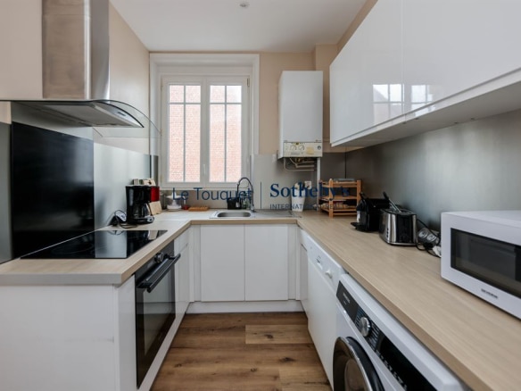 Modern and renovated kitchen in an apartment with contemporary equipment.