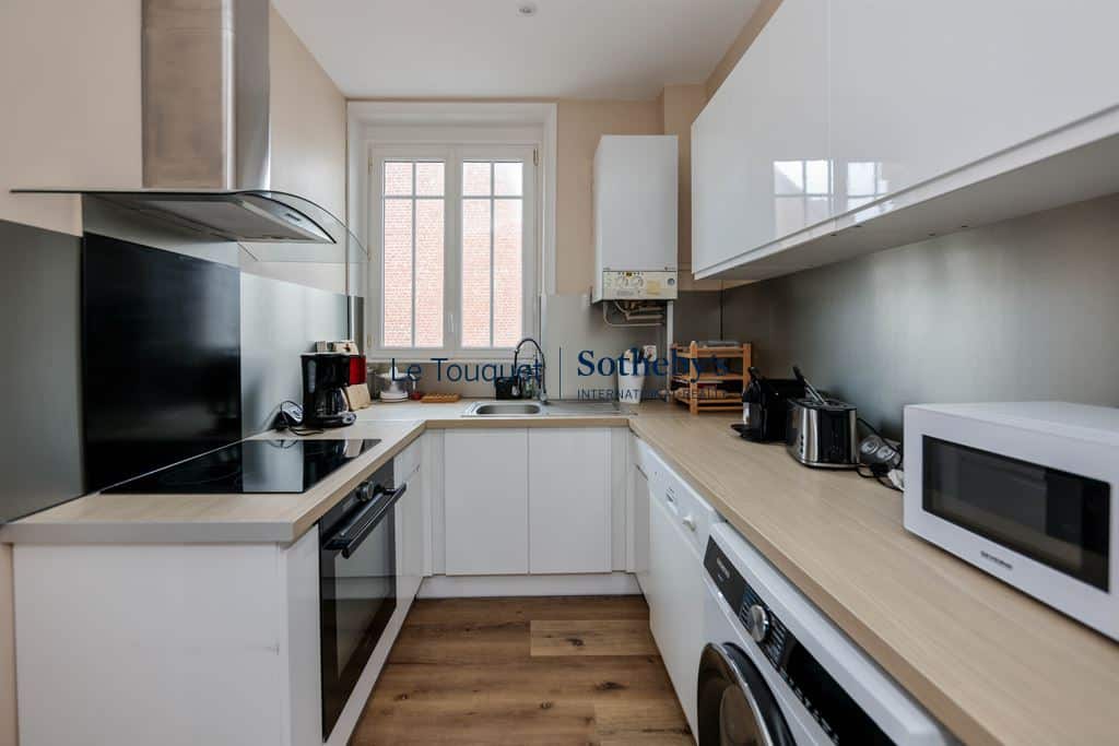 Modern and renovated kitchen in an apartment with contemporary equipment.