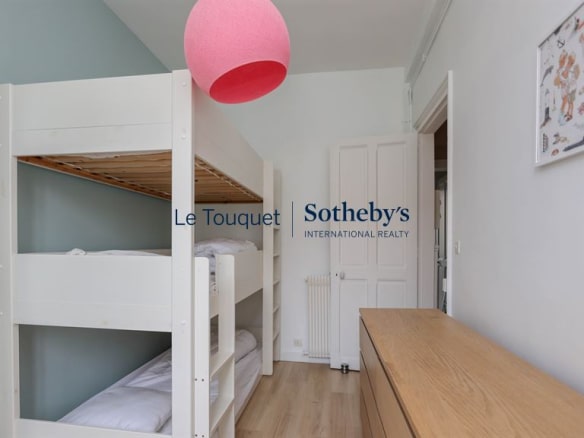 Room with bunk beds in a renovated apartment in Le Touquet-Paris-Plage.