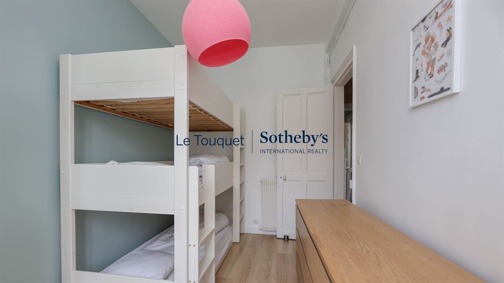Room with bunk beds in a renovated apartment in Le Touquet-Paris-Plage.