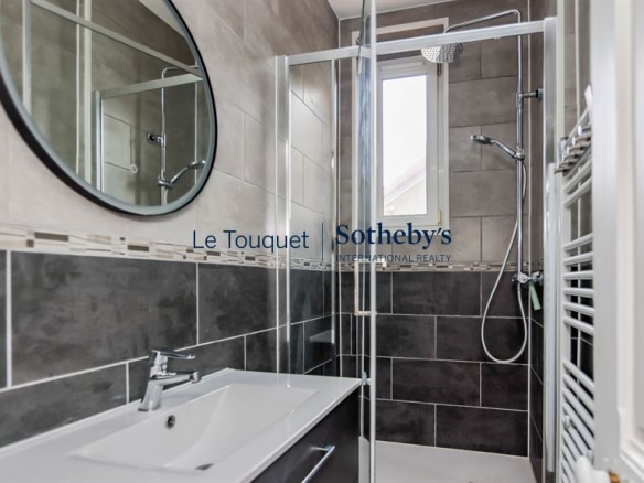 Modern bathroom with shower and sink in a renovated apartment in Le Touquet-Paris-Plage.