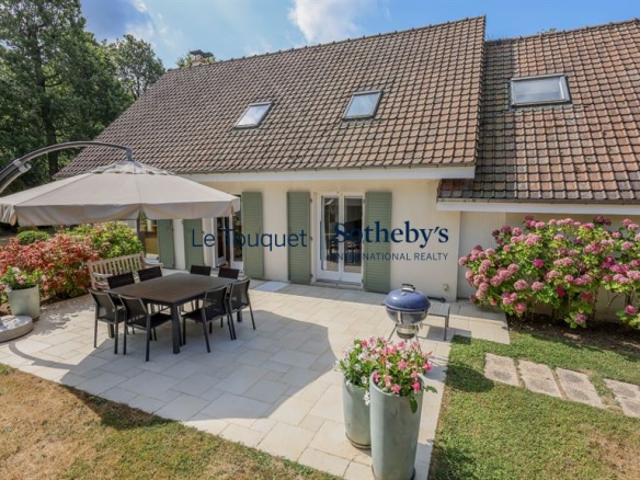 Family villa with terrace and garden in Le Touquet-Paris-Plage, surrounded by greenery.