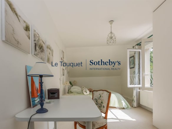 Room in a family villa in Le Touquet-Paris-Plage, with desk and bed.