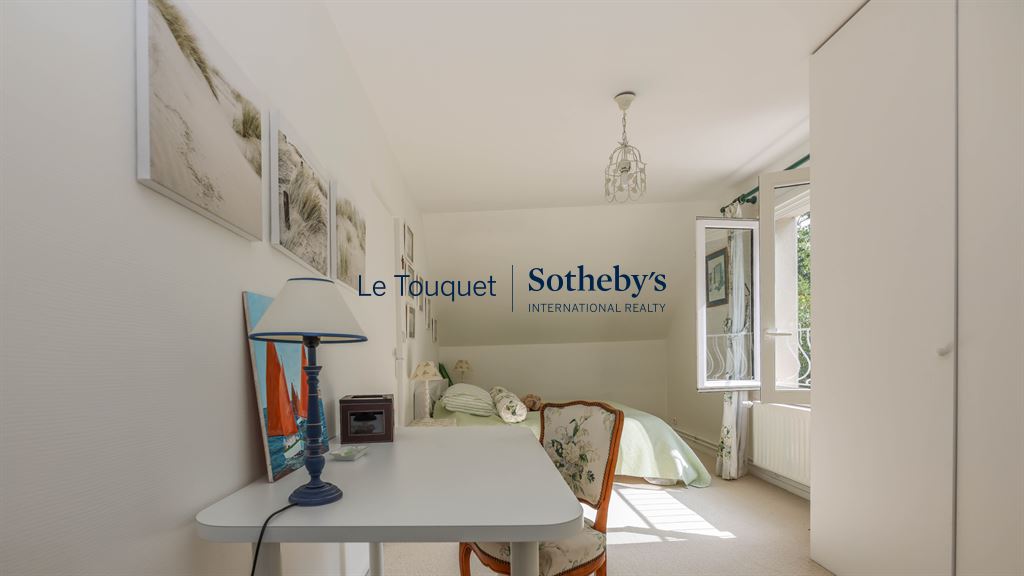 Room in a family villa in Le Touquet-Paris-Plage, with desk and bed.