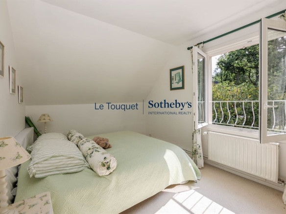 Room in a family villa in Le Touquet-Paris-Plage, with a window opening onto the garden.