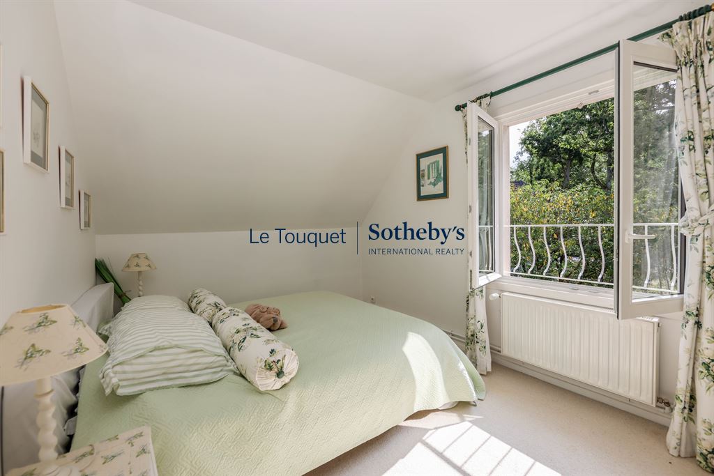 Room in a family villa in Le Touquet-Paris-Plage, with a window opening onto the garden.