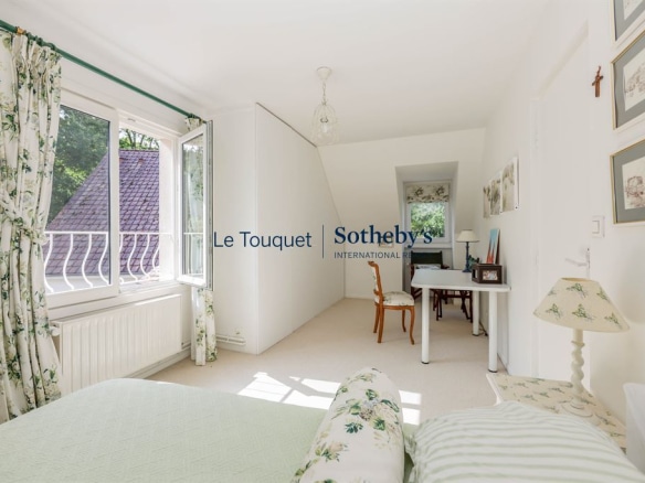 Bright room with desk and forest view, family villa in Le Touquet-Paris-Plage.