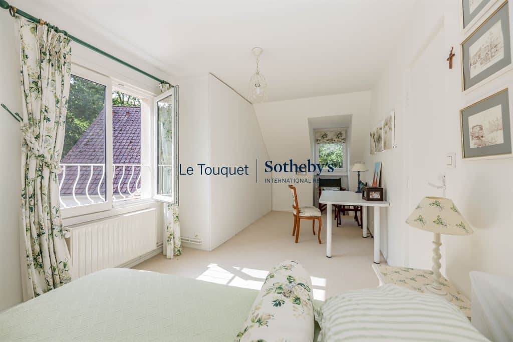 Bright room with desk and forest view, family villa in Le Touquet-Paris-Plage.