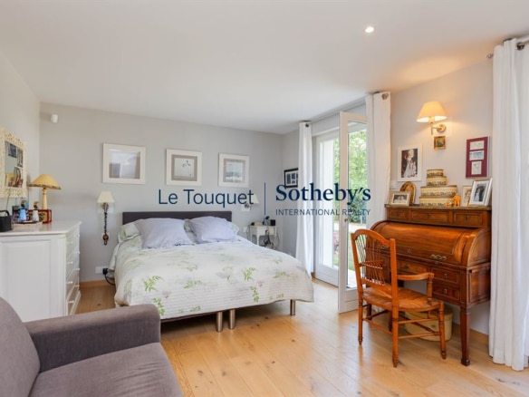 Room in a family villa in Le Touquet-Paris-Plage, with double bed and access to the outside.