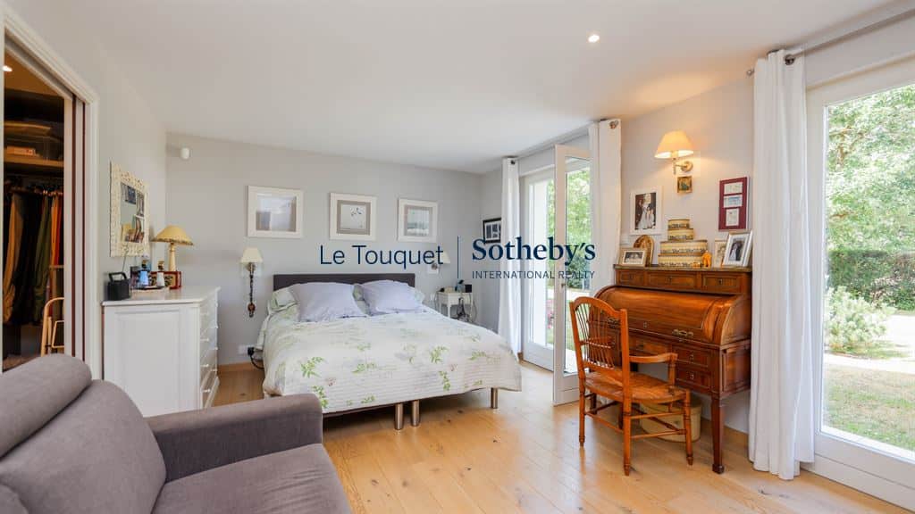 Room in a family villa in Le Touquet-Paris-Plage, with double bed and access to the outside.