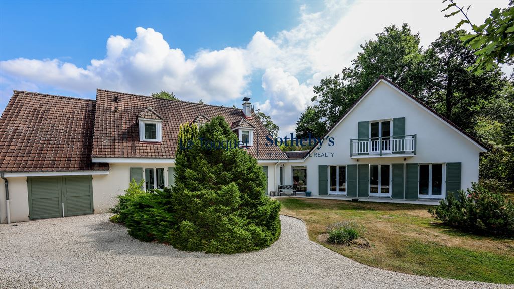 Elegant family villa in Le Touquet-Paris-Plage, located in a quiet and residential area.