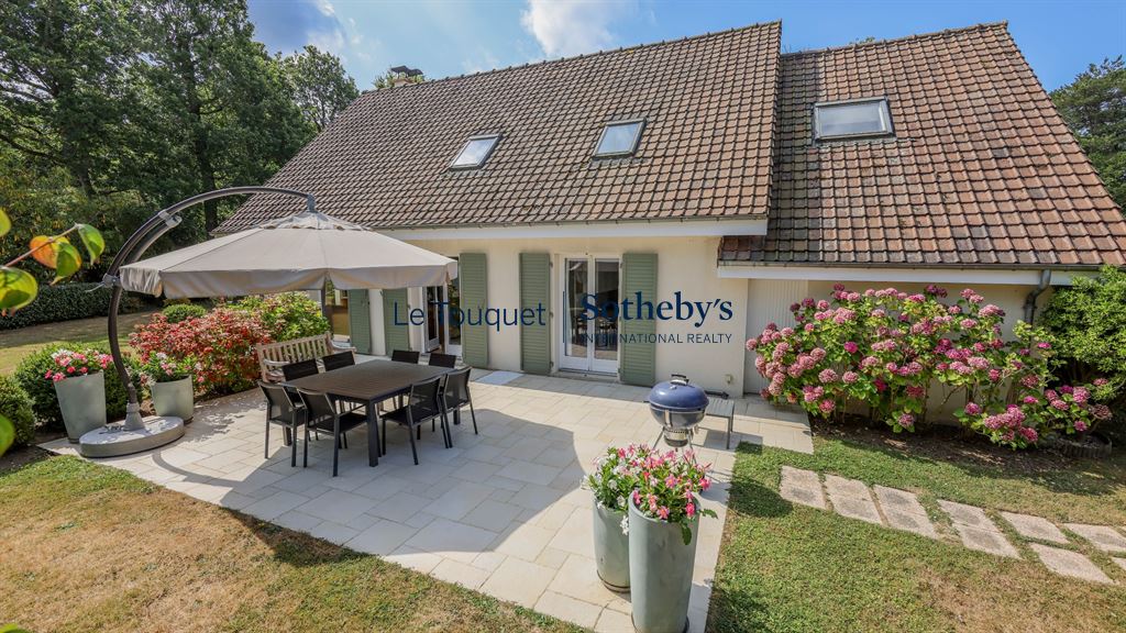 Family villa with terrace and garden in Le Touquet-Paris-Plage, surrounded by greenery.