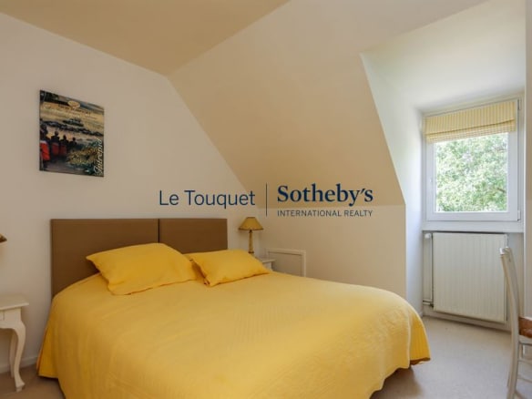 Room with double bed and simple decor in a villa in Le Touquet-Paris-Plage.