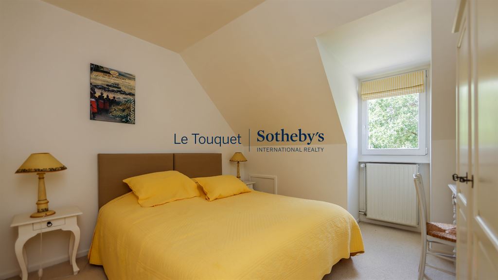 Room with double bed and simple decor in a villa in Le Touquet-Paris-Plage.