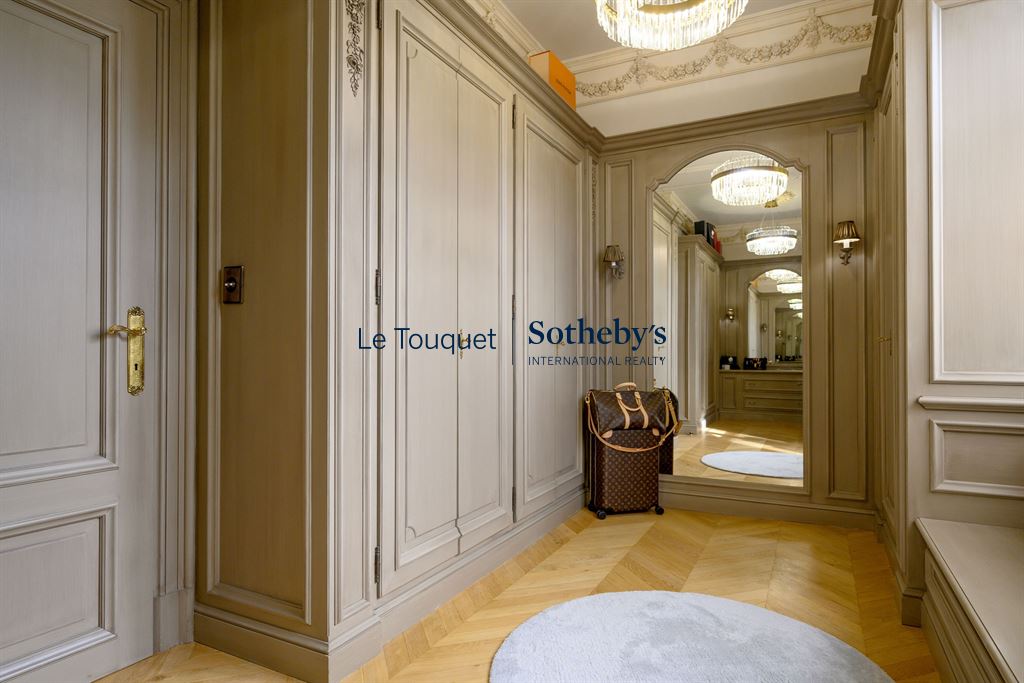Hall d’entrée d’un hôtel particulier Intérieur d'un hall d'entrée élégant avec boiseries et miroir, éclairage sophistiqué.