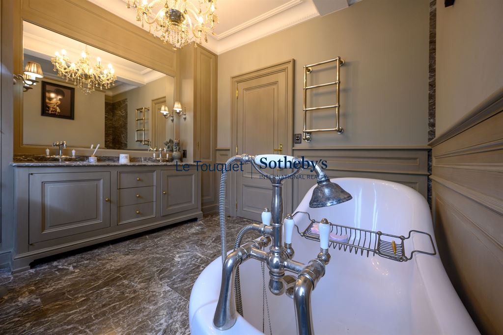 Salle de bain d’un hôtel particulier du XIXème Salle de bain élégante avec baignoire sur pattes et décoration raffinée.