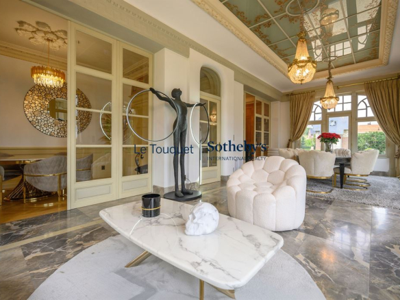 Intérieur d'un hôtel particulier du XIXème siècle avec salon élégant et décor raffiné.