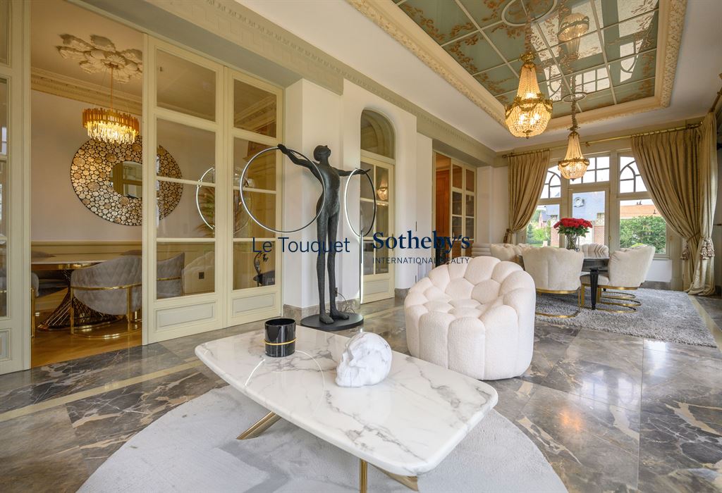 Intérieur d’un hôtel particulier Intérieur d'un hôtel particulier du XIXème siècle avec salon élégant et décor raffiné.