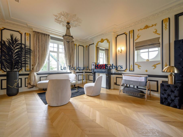 Intérieur d'un hôtel particulier du XIXème siècle avec décorations élégantes et mobilier moderne.