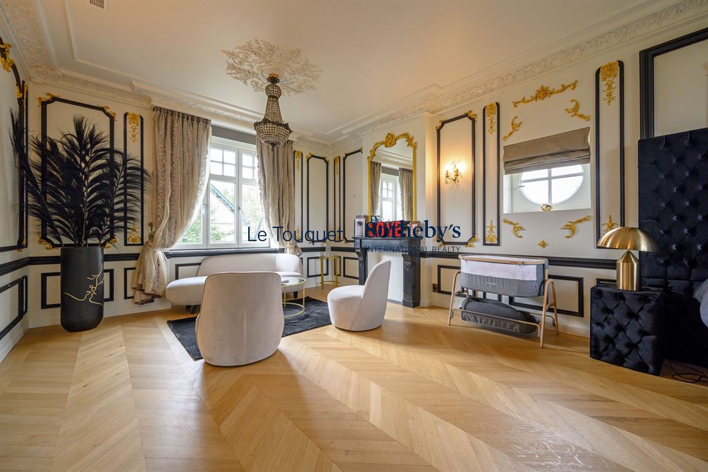 Intérieur élégant d’un hôtel particulier Intérieur d'un hôtel particulier du XIXème siècle avec décorations élégantes et mobilier moderne.