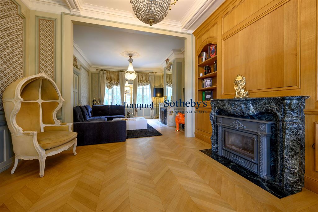 Salon d’un hôtel particulier du XIXème Intérieur d'un salon élégant avec cheminée en marbre et fauteuil design, dans un hôtel particulier du XIXème à Mérignies.