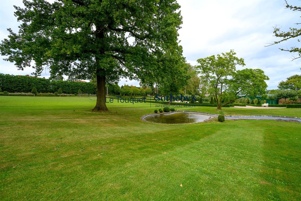 Parc de l’hôtel particulier à Mérignies Parc paysagé avec bassin et arbres au sein d'un hôtel particulier du XIXème à Mérignies.