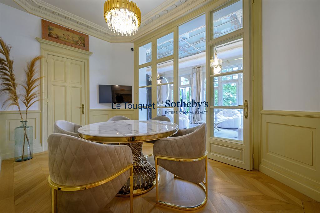 Salle à manger d’un hôtel particulier Intérieur d'un hôtel particulier du XIXème avec une salle à manger élégante et des fauteuils modernes.