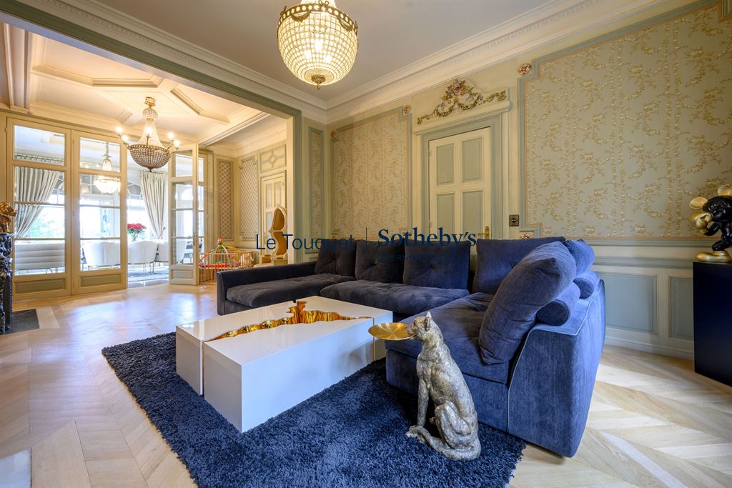 Salon d’un hôtel particulier du XIXème Intérieur d'un salon d'un hôtel particulier du XIXème siècle avec canapé, table basse et décoration élégante.