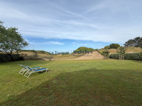 Jardin d'une villa avec vue sur les dunes au Touquet-Paris-Plage.