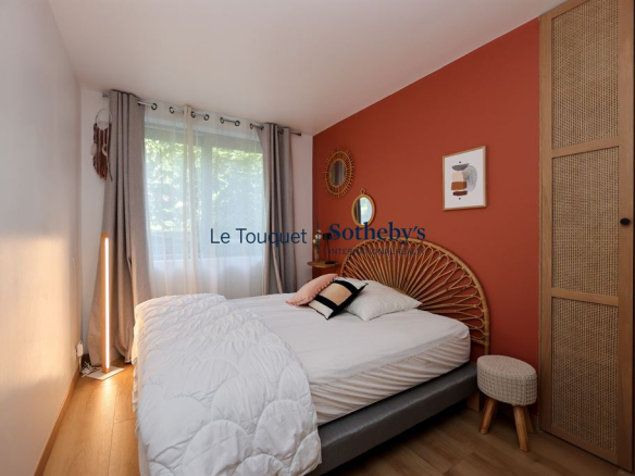 Room in a contemporary villa in Le Touquet-Paris-Plage, with bed and modern decor.